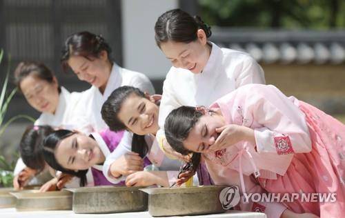 단오 맞아 창포물에 머리 감는 외국인 유학생  (대구=연합뉴스) 윤관식 기자 = 음력 5월 5일 전통 명절 단오를 이틀 앞둔 20일 오전 경북 경산시 영남대학교 민속촌에서 외국인 유학생들이 창포물에 머리 감기 체험을 하고 있다.
    예부터 단오에 창포를 삶은 물로 머리를 감으면 창포 특유의 향기로 나쁜 귀신을 쫓고, 머리에 윤기가 난다고 믿었다. 2023.6.20 psik@yna.co.kr