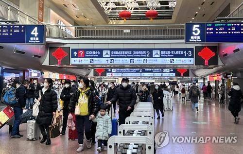 중국 춘제 앞두고 기차 기다리는 사람들 (베이징=연합뉴스) 한종구 특파원 = 중국 최대 명절 춘제(春節·중국의 설)를 앞둔 18일 베이징 최대 기차역인 베이징 서역에서 중국인들이 고향 가는 기차를 기다리고 있다. 2023.1.18
    jkhan@yna.co.kr