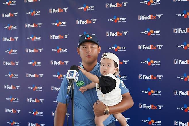 아들을 안고 인터뷰하는 김시우. [CJ그룹 제공. 재판매 및 DB 금지]