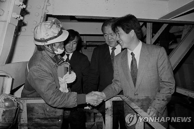 1990년 악수하는 골리앗 크레인 농성 근로자들과 민주당 의원들 [연합뉴스 자료사진]