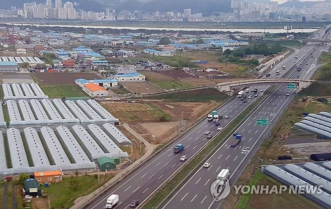남해고속도로 제2지선 부산 강서구 김해공항 주변과 남해고속도로 제2지선 [촬영 조정호]
