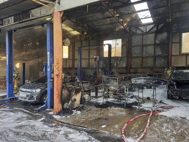 불이 난 자동차 정비업소 [부산소방재난본부 제공. 재판매 및 DB 금지]