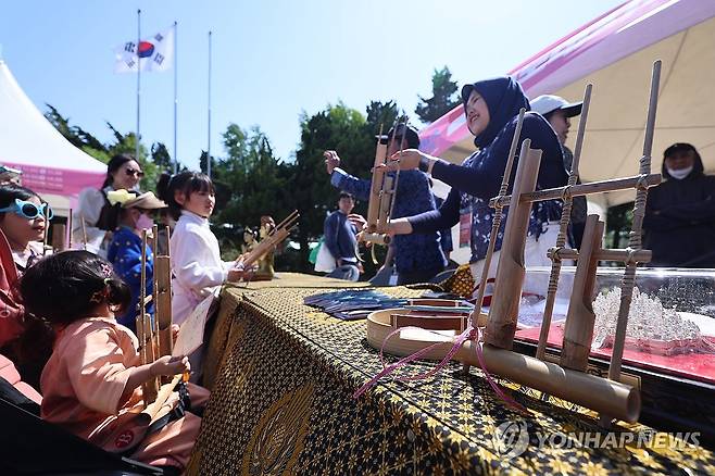 인도네시아 악기 앙클룽 체험하는 어린이들 (서울=연합뉴스) 서대연 기자 = 어린이날을 하루 앞둔 4일 서울 종로구 국립민속박물관에서 열린 '세계로 가는 놀이기차' 행사에서 어린이들이 인도네시아 악기 앙클룽을 연주해보고 있다. 2025.5.4 dwise@yna.co.kr