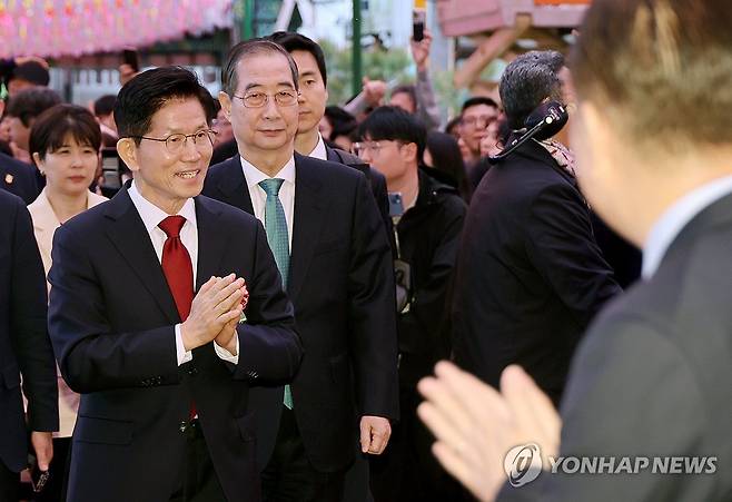 봉축법요식 참석하는 김문수 대선 후보와 한덕수 대선 예비후보 (서울=연합뉴스) 한상균 기자 = 국민의힘 김문수 대선 후보와 무소속 한덕수 대선 예비후보가 5일 서울 종로구 조계사에서 열린 불기 2569년 부처님오신날 봉축법요식에 참석하고 있다. 2025.5.5 xyz@yna.co.kr