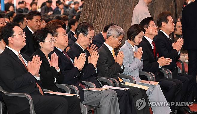 부처님오신날 합장한 대선 후보와 정당 정치인들 (서울=연합뉴스) 한상균 기자 = 5일 서울 종로구 조계사에서 열린 불기 2569년 부처님오신날 봉축법요식에서 대선 후보와 정당 정치인들이 합장하고 있다. 
    오른쪽부터 더불어민주당 이재명 대선 후보, 국민의힘 김문수 대선 후보, 진보당 김재연 대선 후보, 정의당 권영국 대선 후보, 무소속 한덕수 대선 예비후보, 국민의힘 권영세 비상대책위원장, 조국혁신당 김선민 대표 권한대행, 개혁신당 천하람 대표 권한대행 겸 원내대표. 2025.5.5 xyz@yna.co.kr