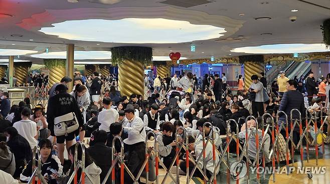어린이날 롯데월드 입장 기다리는 시민들 (서울=연합뉴스) 정윤주 기자 = 어린이날인 5일 서울 송파구 롯데월드 어드벤처 입구에서 시민들이 입장을 기다리고 있다. 2025.5.5 jungle@yna.co.kr