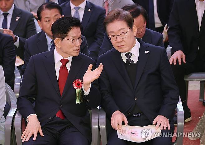 대화하는 이재명-김문수 대선 후보 (서울=연합뉴스) 한상균 기자 = 더불어민주당 이재명 대선 후보(오른쪽)와 국민의힘 김문수 대선 후보가 5일 서울 종로구 조계사에서 열린 불기 2569년 부처님오신날 봉축법요식에 참석해 대화하고 있다. 2025.5.5 xyz@yna.co.kr