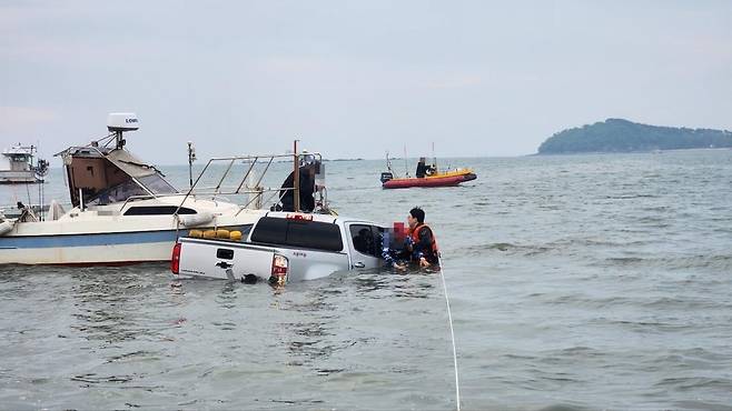 운전자 구조하는 해경 [인천해양경찰서 제공. 재판매 및 DB 금지]