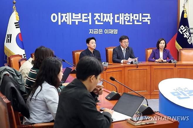 기자간담회 하는 윤호중 총괄선대본부장 (서울=연합뉴스) 박동주 기자 = 5일 서울 여의도 국회에서 더불어민주당 윤호중 총괄선대본부장이 기자간담회를 하고 있다. 2025.5.5 pdj6635@yna.co.kr