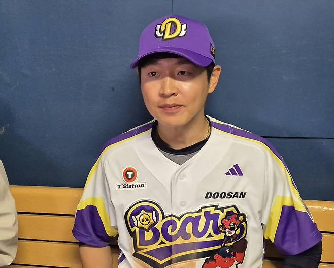 인터뷰하는 두산 정수빈 (서울=연합뉴스) 김경윤 기자 = 두산 베어스 정수빈이 어린이날인 5일 서울 잠실구장에서 열린 2025 프로야구 LG 트윈스전을 마친 뒤 취재진과 인터뷰하고 있다. 2025.5.5. cycle@yna.co.kr