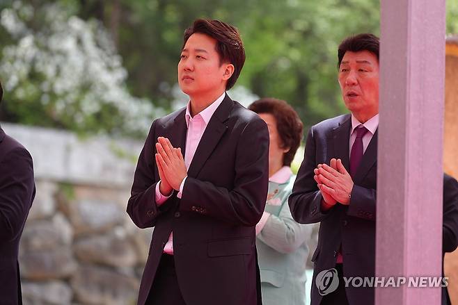 대구 동화사 방문한 이준석 대선 후보 (서울=연합뉴스) 개혁신당 이준석 대선 후보가 5일 부처님오신날 봉축대법회 참석 등을 위해 대구 동화사를 방문하고 있다. 2025.5.5 [이준석 캠프 제공. 재판매 및 DB 금지] photo@yna.co.kr