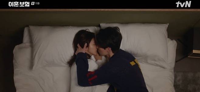 종합] 시청률 0%대 위기인데…이동욱♥이주빈, 연인 되더니 한 침대서 키스 "여기서 잘래요 나랑?" ('이혼보험')