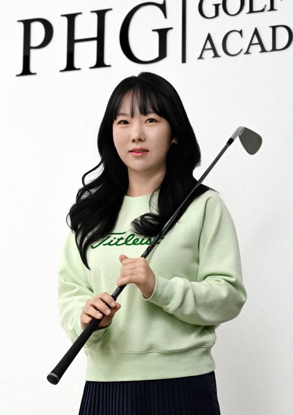 박현경골프아카데미 박현경 프로가 자신이 운영하는 연습장 앞에서 포즈를 취하고 있다. 이성희 기자
