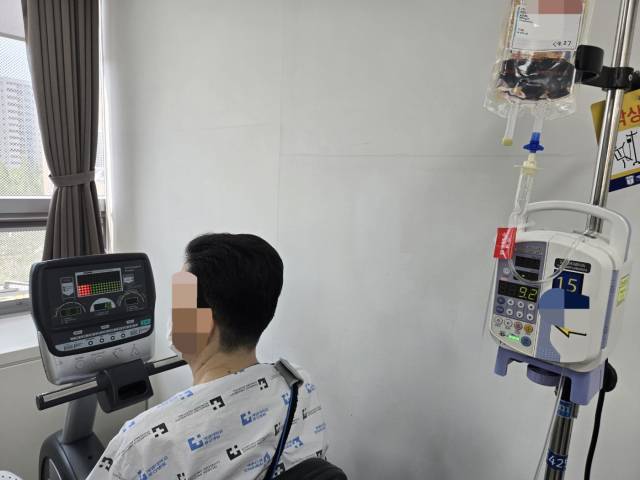 지난 4월 24일 대구 계명대 동산병원에서 만난 심장 이식 대기자 이동희(54·가명) 씨. 좌심실 기능 부재로 심장 펌프질이 어려운 동희 씨는 강심제(도부타민)에 의존하고 있다. 사진은 동희 씨가 매일 오전과 오후에 걸쳐 재활운동을 하는 모습. 임재환 기자