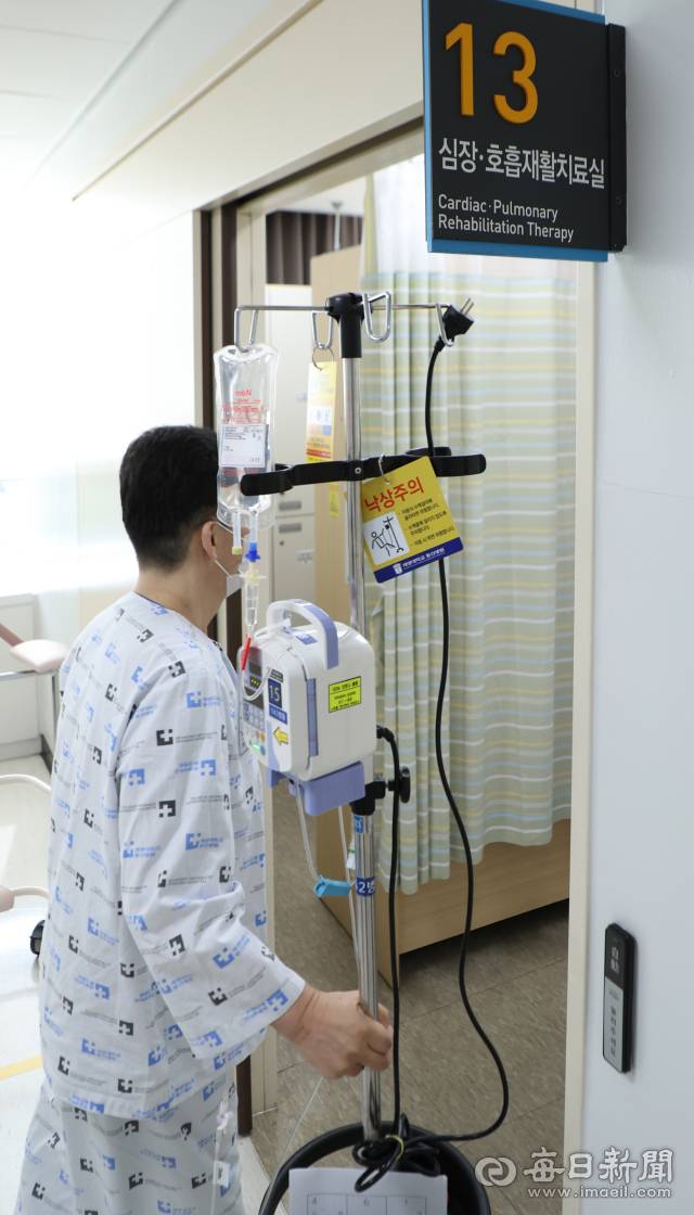 지난 4월 24일 대구 계명대 동산병원에서 심장이식 대기자 동희 씨가 근력강화 운동을 하기 위해 재활치료실을 방문하고 있다. 안성완 기자 asw0727@imaeil.com