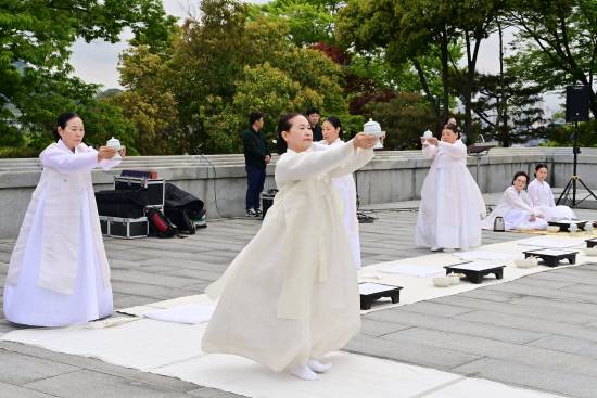 '제24회 진주논개제'는 다채로운 콘텐츠로 머무르는 관광도시로 자리매김했다.