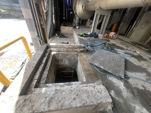 4일 오전 9시 44분께 전북 전주시 덕진구 팔복동 한 제지공장의 맨홀 안에서 작업을 하다가 5명이 쓰러져 병원으로 이송됐다. 이 중 50대 A씨 등 2명은 심정지 상태로 병원으로 옮겨졌으며, 또 다른 50대 B씨는 의식이 얕은 상태다. 2명은 어지럼증을 호소하고 있다. 사진은 사고가 난 맨홀. 연합뉴스