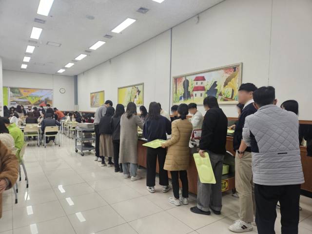 고물가로 공공기관 구내식당에 이용객이 몰리자 주변 상권을 고려해 구내식당에 의무휴업일을 확대하는 구청이 늘고 있다. 지난 3월 손님들로 붐비는 부산의 한 구청 구내식당. 부산일보DB
