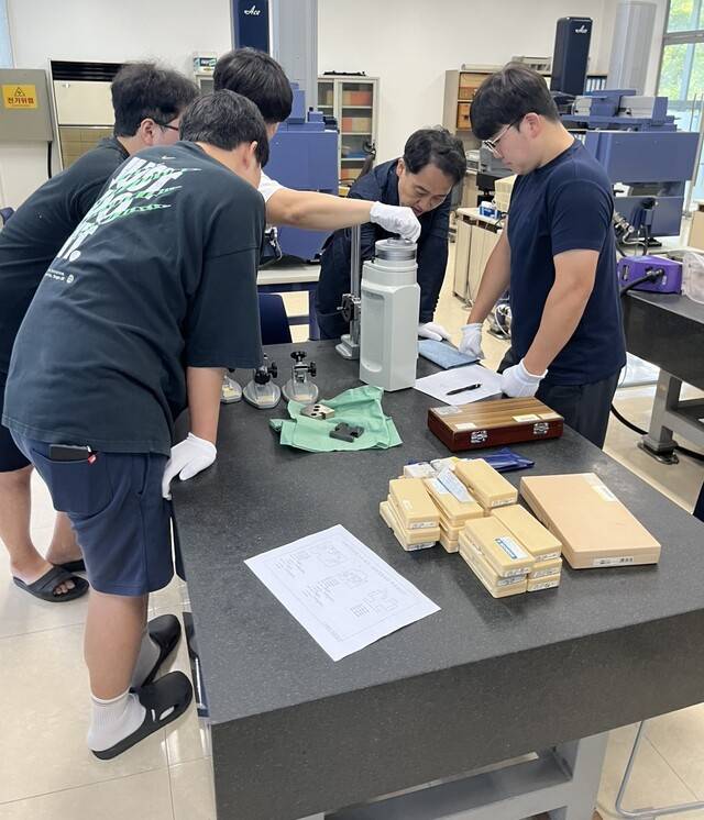 성주군 입주업체들이 다양한 생산 연구활동을 펼치고 있는 모습. 성주군 제공