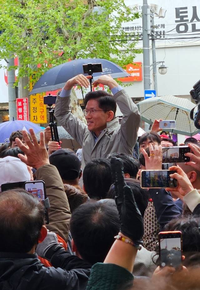 김문수 국민의힘 대선 후보가 6일 포항 죽도시장을 방문해 지지자들에게 손으로 하트 모양을 만들어 보이며 인사하고 있다.