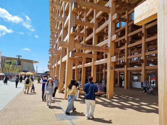 .오사카 엑스포의 상징물이 된 목조 '그랜드 링'은 엑스포장 어디에서도 보인다. 올라가서 한 바퀴 걸을 수도 있다. 이경우 객원논설위원.