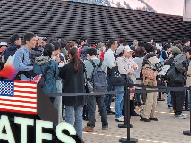 1972년 아폴로17호가 달에서 가져온 월석을 공개하는 미국관은 3시간 대기가 기본이다. 수많은 관람객이 입장을 기다리고 있다. 2025년 루나게이트웨이로 재개될 아폴로 달탐사계획의 마지막 탐사였던 아폴로 17호는 우리 태극기를 싣고 갔고, 달에서 가져온 월석 일부와 함께 대한민국에 다시 기증되었다. 이경우 객원논설위원.