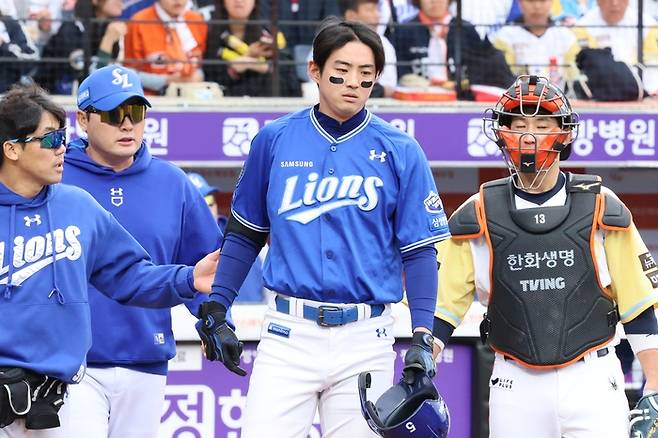 몸에 공 맞은 구자욱