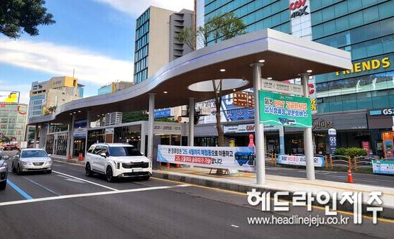 국내 최초로 도입된 제주시 서광로의 섬식정류장이 9일 오전 6시 개통, 본격 운영된다. 사진은 탐라장애인종합복지관 앞 섬식정류장. ⓒ헤드라인제주