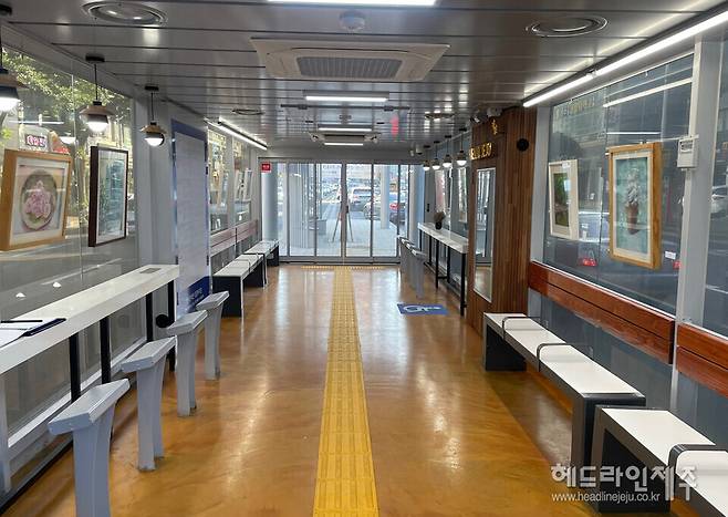 제주시 서광로에 설치된 첫 섬식정류장 내부.&nbsp; ⓒ헤드라인제주&nbsp;