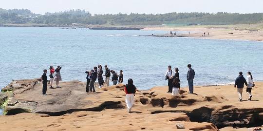 29일 오전 제주 서귀포시 안덕면 사계해안에서 관광객들이 풍광을 즐기고 있다. 사진=뉴스1