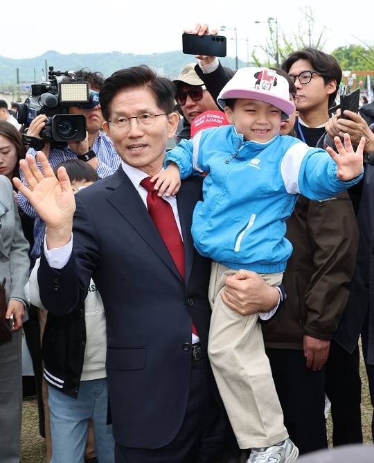 김문수 국민의힘 대선 후보가 5일 서울 종로구 광화문광장에서 열린 동행 축제 펀펀한 광화문광장 행사를 방문해 어린이와 인사하고 있다. 사진=뉴시스