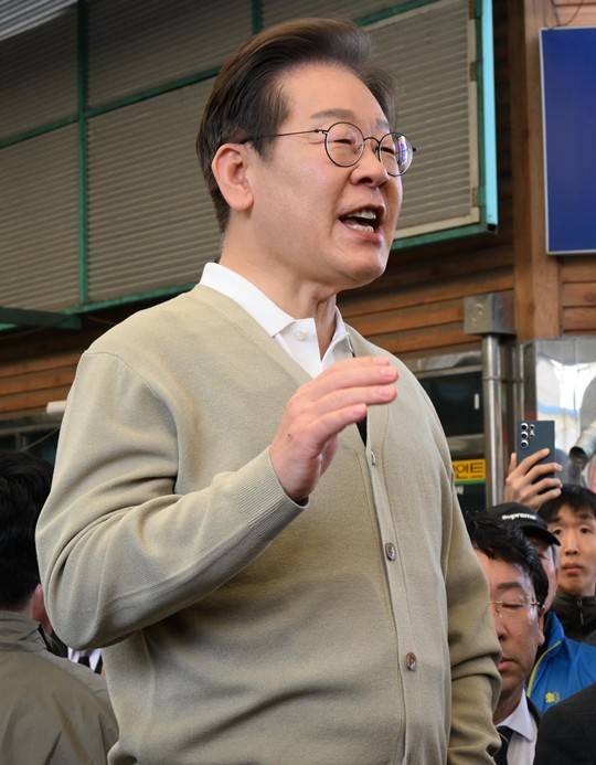 이재명 더불어민주당 대선후보가 오늘(6일) 충북 증평군 장뜰시장에서 즉흥 연설을 하고 있다.(공동취재) 출처 : 뉴시스