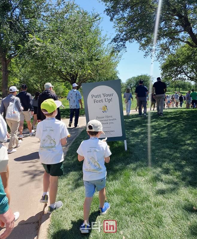 7번홀 주변에 ‘편하게 쉬라’는 판넬이 세워져 있다.