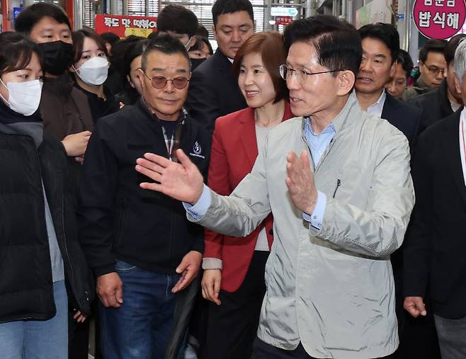 국민의힘 김문수 대선 후보가 6일 경북 포항시 죽도시장을 방문, 상인들에게 인사하고 있다. (사진=연합뉴스)