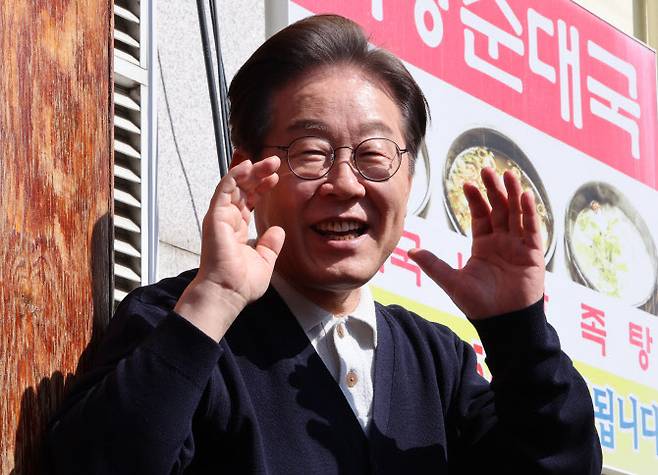 이재명 더불어민주당 대선 후보가 ‘골목골목 경청투어’ : 단양8경편‘에 나선 4일 강원도 영월군 영월서부시장에서 지지를 호소하고 있다. (사진=연합뉴스)