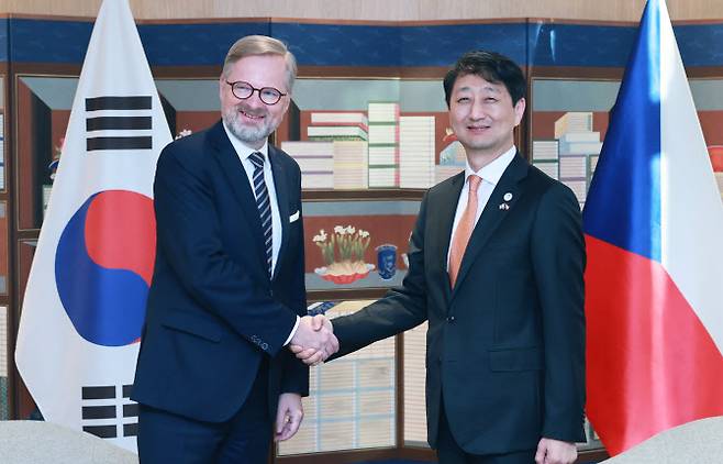 안덕근 산업통상자원부 장관(오른쪽·당시 통상교섭본부장)이 지난 2022년 10월27일(현지시간) 체코 프라하 주체코 한국 대사관 접견실에서 페트르 피알라 체코 총리와 면담에 앞서 악수하고 있다. (사진=산업부)