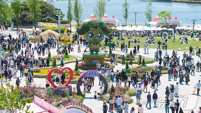 5일 어린이날 고양국제꽃박람회가 열린 일산 호수공원에 많은 가족단위 나들이객들이 몰려 연휴를 즐기고 있다. (고양시 제공, 재판매 및 DB금지)
