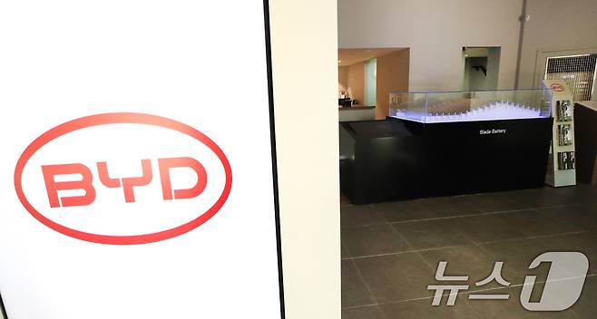 서울 시내에 위치한 세계 전기차 1위인 중국 비야디(BYD) 매장에 전기차 배터리 모형이 전시되어 있다. 2024.8.13/뉴스1 ⓒ News1 임세영 기자