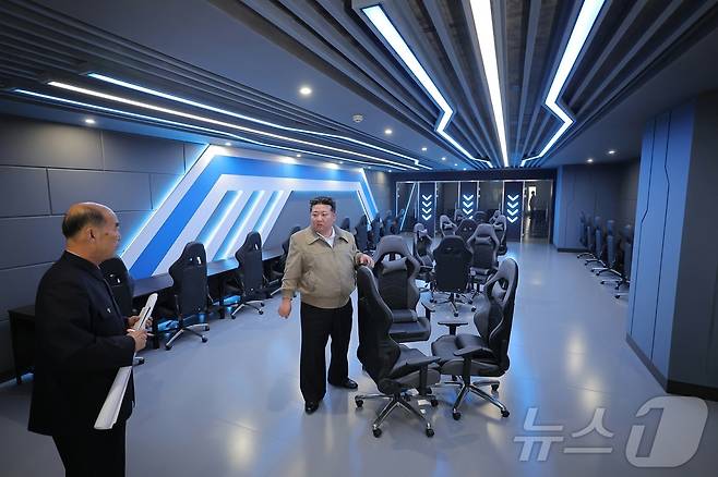 지난달 4일 김정은 당 총비서가 화성지구 3단계 주요 봉사시설을 둘러보는 모습. 북한판 PC방으로 보이는 '컴퓨터 오락관'의 모습이 눈길을 사로잡는다. [국내에서만 사용가능. 재배포 금지. DB 금지. For Use Only in the Republic of Korea. Redistribution Prohibited] rodongphoto@news1.kr