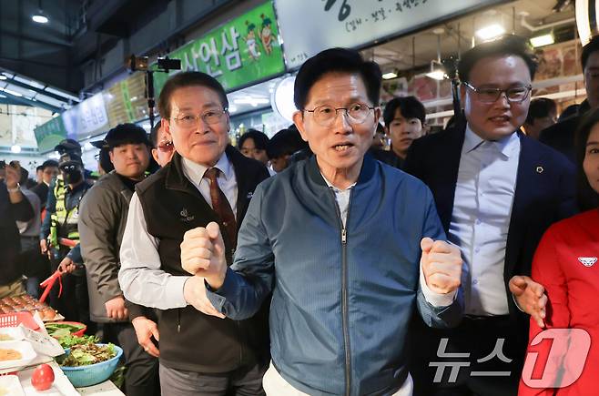 김문수 국민의힘 대통령 후보가 4일 오후 경기 의정부시 제일시장을 방문해 상인을 격려하고 있다. (공동취재) 2025.5.4/뉴스1 ⓒ News1 안은나 기자