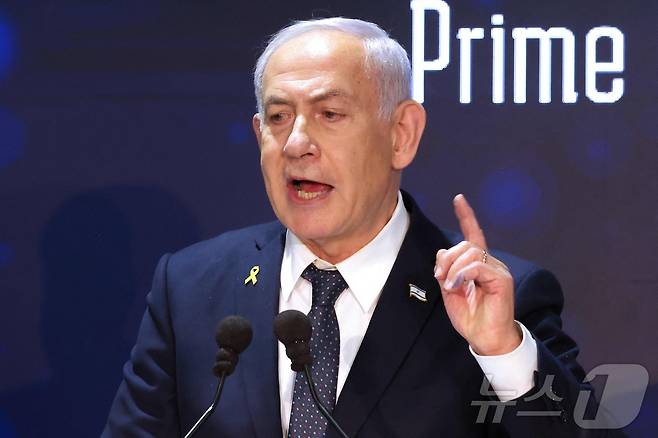 베냐민 네타냐후 이스라엘 총리가 27일(현지시간) 예루살렘에서 열린 국제 반유대주의 대응 회의에서 연설을 갖고 “도널드 트럼프 미국 대통령의 반유대주의에 대한 단호한 조치를 높이 평가한다”고 밝히고 있다. 2025.03.28 ⓒ AFP=뉴스1 ⓒ News1 우동명 기자