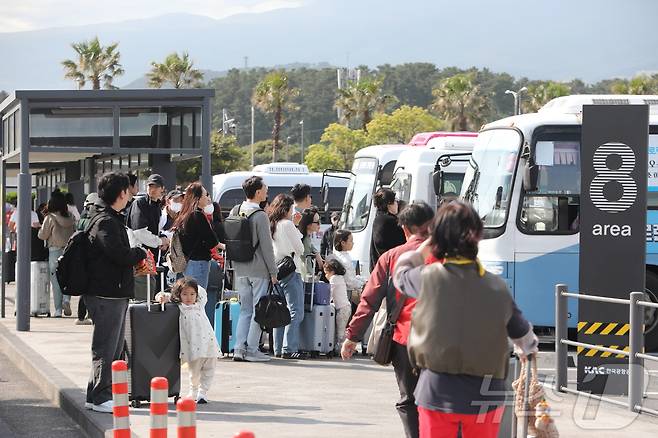 근로자의 날과 어린이날, 대체공휴일까지 이어지는 황금연휴 첫날인 1일 제주국제공항에 도착한 관광객들이 렌트카하우스에서 셔틀버스를 기다리고 있다. 2025.5.1/뉴스1 ⓒ News1 강승남 기자