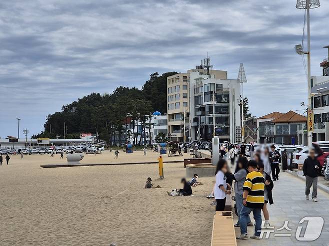 5월 연휴 마지막날인 6일 강원 강릉 커피거리가 위치한 안목해변에 나들이객으로 가득하다.2025.5.6/뉴스1