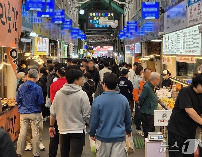 5월 연휴 마지막날인 6일 강원 강릉 중앙·성남시장에 나들이객으로 가득하다.2025.5.6/뉴스1