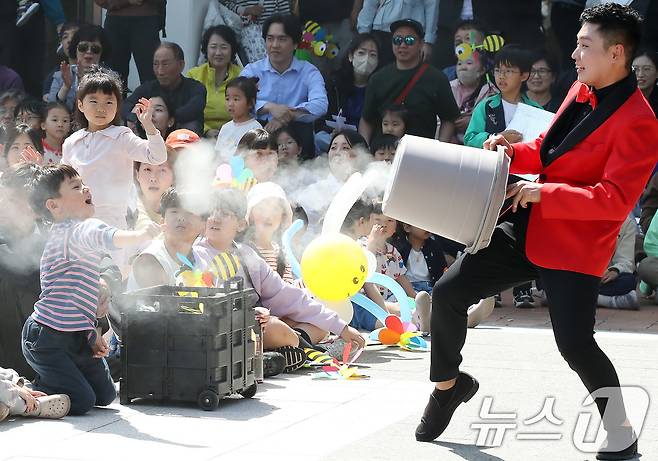 어린이날을 하루 앞둔 4일 대구 수성구 국립대구박물관을 찾은 어린이들이 마술공연을 관람하며 즐거운 연휴를 보내고 있다. 2025.5.4/뉴스1 ⓒ News1 공정식 기자