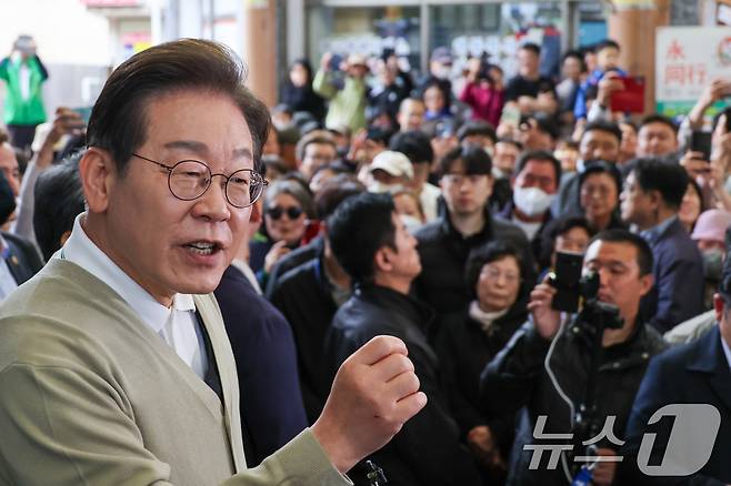 이재명 더불어민주당 대통령 후보가 골목골목 경청투어 이틀차인 6일 오후 충북 영동군 영동중앙시장을 찾아 즉흥 연설하고 있다. 2025.5.6/뉴스1 ⓒ News1 안은나 기자