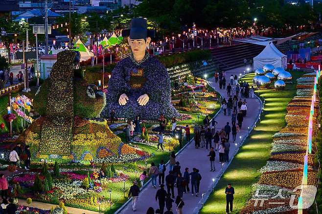 제95회 춘향제의 랜드마크가 된 요천꽃밭 춘향-몽룡 꽃 조형물.(남원시 제공. 재판매 및 DB금지)/뉴스1