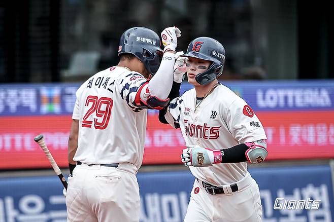 롯데 자이언츠 윤동희(오른쪽)와 빅터 레이예스(왼쪽)는 6일 열린 KBO리그 사직 SSG 랜더스전에서 나란히 홈런을 터뜨려 팀의 6-0 승리를 이끌었다. (롯데 자이언츠 제공)