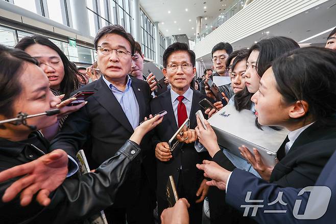 김문수 국민의힘 대통령 후보가 6일 경북 경주시 HICO(정상회의장) 미디어센터를 방문, 단일화 문제를 놓고 당 지도부와 갈등을 빚고 있는 김 후보를 설득하기 위해 내려온 김대식 의원과 함께 이동하고 있다. 2025.5.6/뉴스1 ⓒ News1 김민지 기자