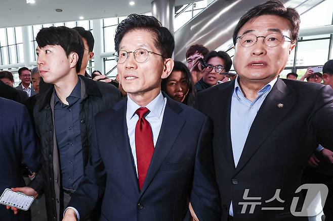 김문수 국민의힘 대통령 후보가 6일 경북 경주시 HICO(정상회의장) 미디어센터를 방문, 단일화 문제를 놓고 당 지도부와 갈등을 빚고 있는 김 후보를 설득하기 위해 내려온 김대식 의원과 함께 이동하고 있다. 2025.5.6/뉴스1 ⓒ News1 김민지 기자